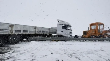 Van’da kar yağışı kazaları beraberinde getirdi
