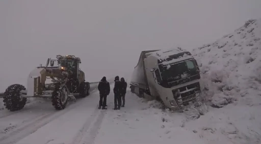 Van’da kar yağışı trafik kazalarına neden oldu, yol saatlerce ulaşıma kapandı
