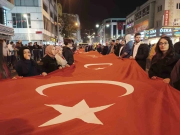 Van’da meşaleli Cumhuriyet yürüyüşü