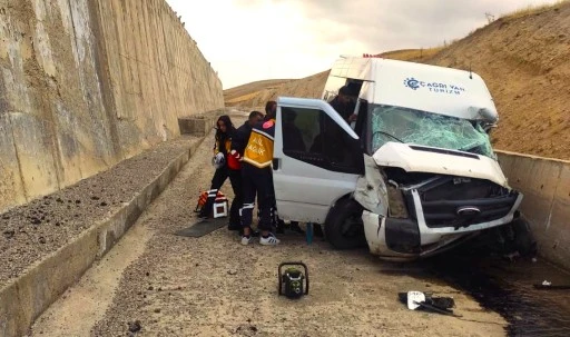 Van’da minibüs kanala düştü: 1 ölü