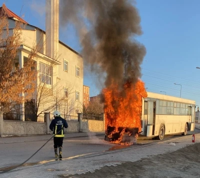 Servis otobüsü alev alev yandı