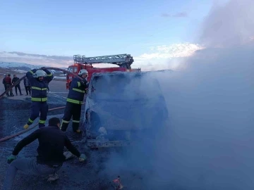 Van’da seyir halindeki minibüs yandı
