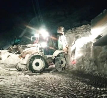 Van’da üzerine çığ düşen iş makinesi kurtarıldı
