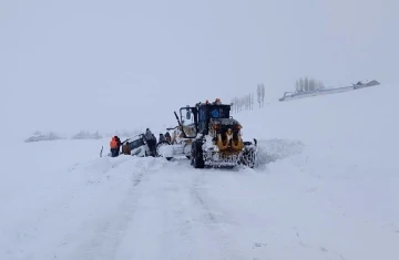 Van’da yol açma ve kurtarma çalışması
