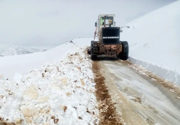 Van’da yol yapım ve karla mücadele çalışması
