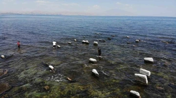 Van Gölü’nde sular çekildi, asırlık toplu mezar alanı ortaya çıktı
