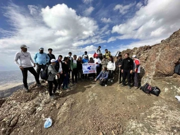 Van Gölü’nün temiz kalması için Erek Dağı’na tırmandılar
