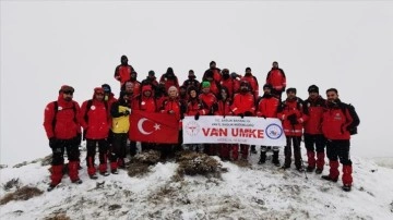 Van'da doktorlar ve UMKE gönüllüleri 2 bin 300 rakımlı Gören Dağı'na tırmandı