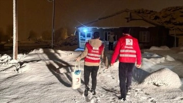 Van'da Kızılay ekipleri, ihtiyaç sahiplerine yardımlarını sürdürüyor