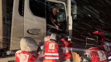 Van'da Kızılay ekipleri yolda kalan sürücülere kumanya dağıttı