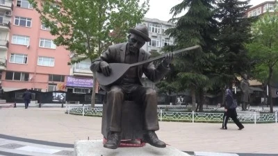 Vandallar, Aşık Veysel'in heykeline bir kez daha saldırdı