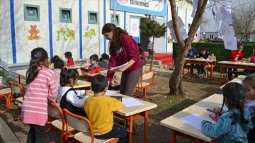 Van'dan deprem bölgesine giden gönüllü öğretmenler, Malatyalı öğrencilere eğitim veriyor