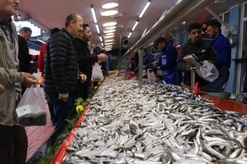 Vatandaş hamsi tezgahlarına akın etti