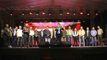 Vatandaş hizmet bekliyor, başkan konser organize ediyor
