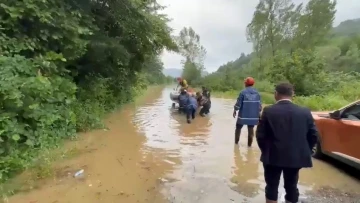 Vatandaşları kurtarmaya giden jandarma çayda mahsur kaldı
