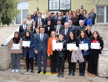 Veremi en iyi çizen ve yazıya döken öğrenciler ödüllerini aldı
