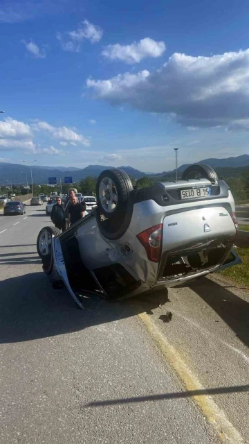 Virajda kontrolden çıkan otomobil takla attı: 2 hafif yaralı
