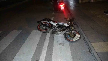 Virajı alamayan motosiklet kaldırım taşına çarptı: 1 yaralı
