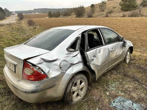 Virajı alamayan otomobil tarlaya uçtu: 3 yaralı
