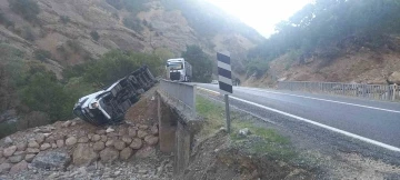 Virajı alamayan tır devrildi: 1 yaralı
