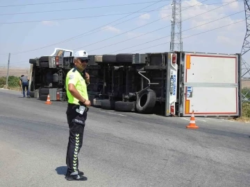 Virajı alamayan tır devrildi: 2 yaralı
