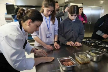 Yabancı öğrenciler yaprak sarma ve mantı yaptılar
