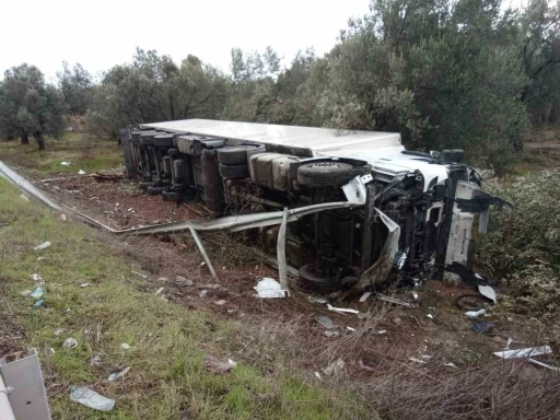 Yabancı plakalı tır karşı şeride geçerek hendeğe yuvarlandı
