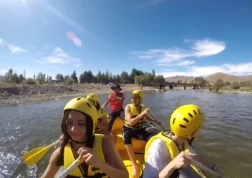 Yabancı uyruklu öğrenciler Çoruh’ta rafting yaptı
