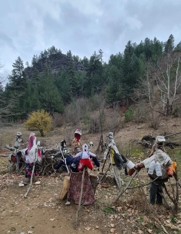 Yabani hayvanları korkutmak için cansız mankenli önlem
