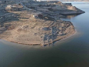 Yağış olmadı, Yamula Barajı’nda sular çekildi
