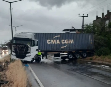 Yağış sonrası kayganlaşan yolda kontrolden çıkan tır yolu kapattı: 1 yaralı
