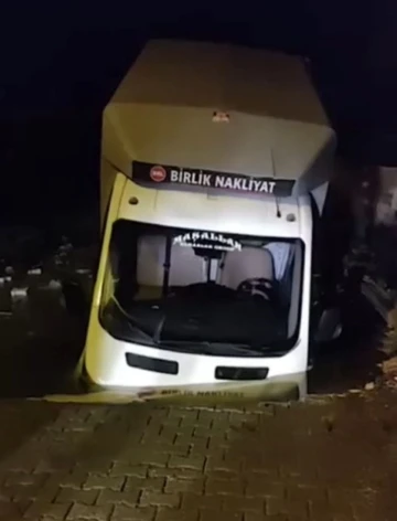 Yağışlı havanın etkisiyle çöken yola kamyonet düştü
