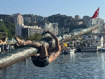 Yağlı direk yarışları nefesleri kesti, büyük ödülü kimse alamadı
