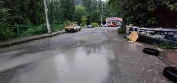 Yağmur sonrası yollar göle döndü, mahalleli belediyeden mazgal istedi
