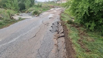 Yağmur suyu taşkını asfaltı çökertti
