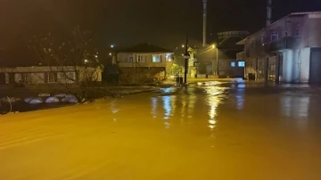 Yağmur taşkınlara sebep oldu, iş yerleri sular altında kaldı
