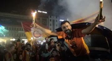 Yağmur yağışı altında Galatasaray coşkusu
