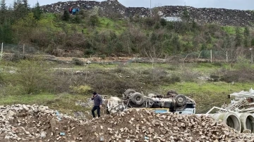 Yaklaşık 70 metre yuvarlanan çöp kamyonundan dışarıya fırladı