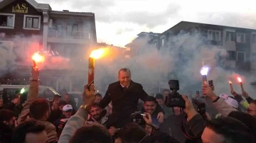 Yalova Belediyesi’nde işçiler yüzde 88’lik zammı davul zurnayla kutladı