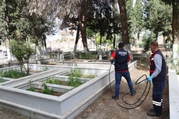 Yalova Belediyesi’nden mezarlıklarda temizlik çalışması
