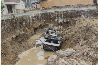 Yalova’da hafriyat kamyonu inşaat temeline devrildi