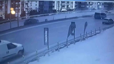 Yalova’da kontrolden çıkan otomobilin bariyerlere çarptığı kaza kamerada
