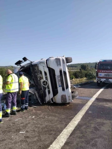 Yalova’da kontrolden çıkan tır devrildi: 1 yaralı
