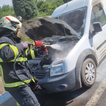 Yalova’da seyir halindeki kamyonet alevlere teslim oldu
