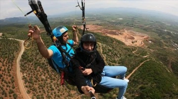 Yamaç paraşütçüler Amanos Dağları'nın eteklerinden depremzede çocuklar için havalandı