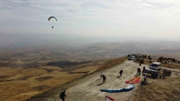 Yamaç paraşütçüleri Cumhuriyetin 100. yılında Bayat semalarında süzüldü
