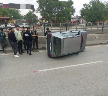 Yan yatan otomobildeki gençleri vatandaşlar kurtardı
