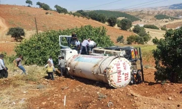 Yangına giden itfaiye tankeri şarampole devrildi: 1 yaralı