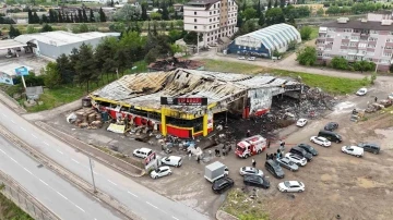 Yangında küle dönen marketin hasarı havadan görüntülendi
