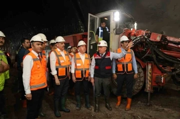 Yapım işi Bayburt Group tarafından sürdürülen ve 12 yıldır bitmeyen tünelde 2 ilin valisi incelemede bulundu
